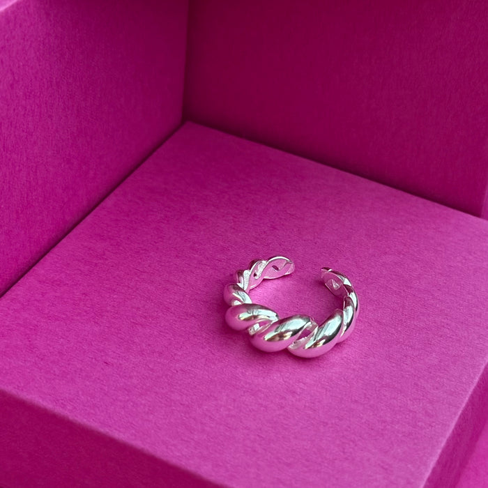 Mia Rings: Geometric adjustable 925 sterling silver ring displayed on a vibrant pink background.
