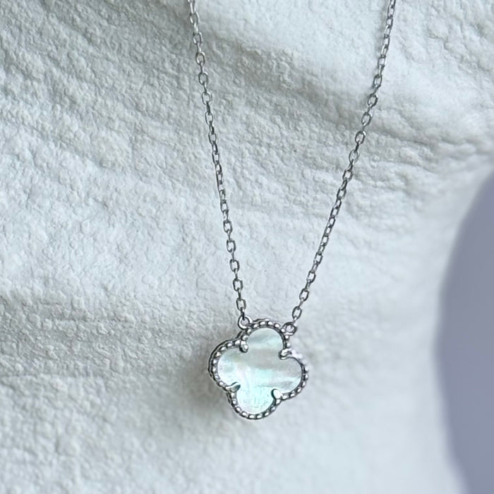 V&A Necklace with mother-of-pearl