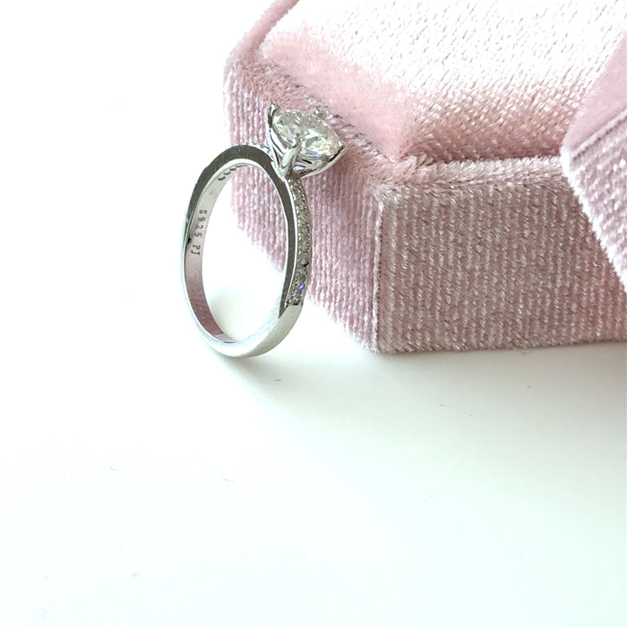 Queen Ring  (1.0 cr Moissanite)