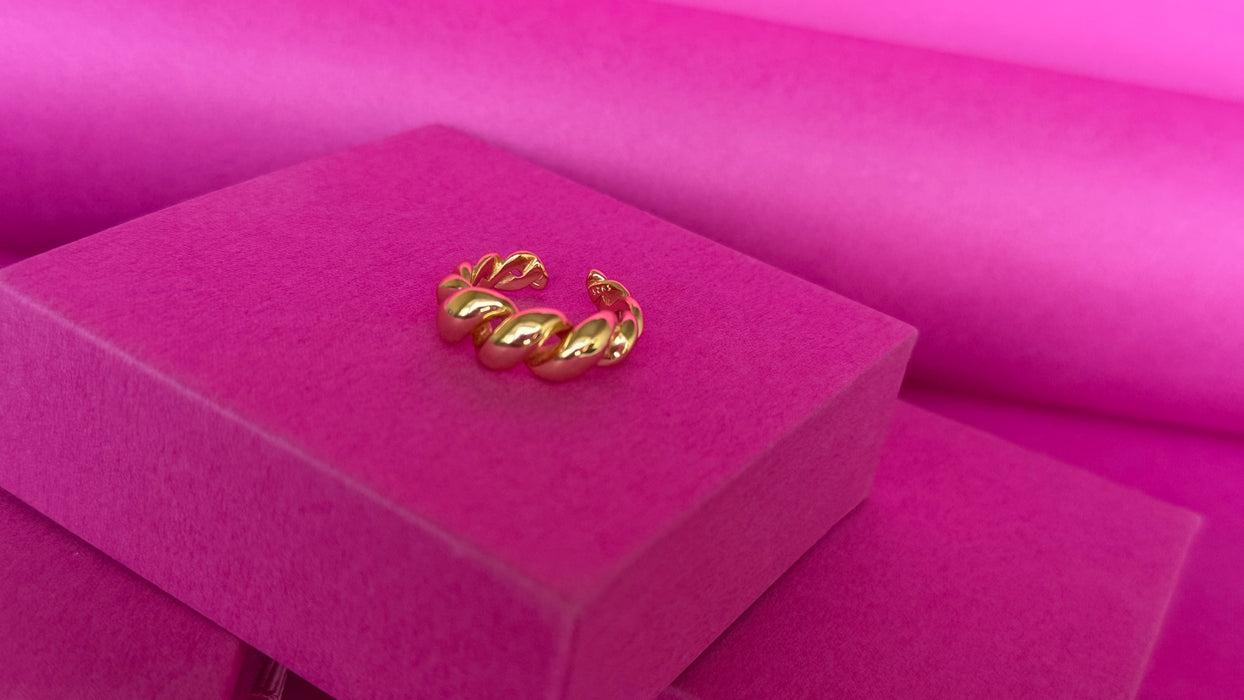 Mia Rings: Adjustable 925 sterling silver geometric ring displayed on pink boxes.